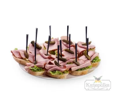 Брускетта с бужениной и корнишоном