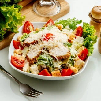 Фото приготовления салата Цезарь с курицей