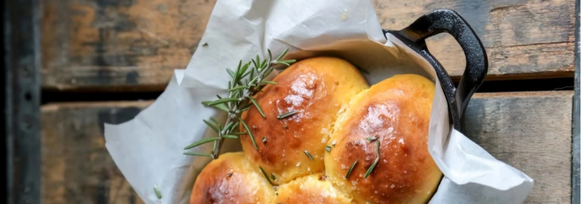 Рецепт кукурузного хлеба с розмарином и чеддером фото
