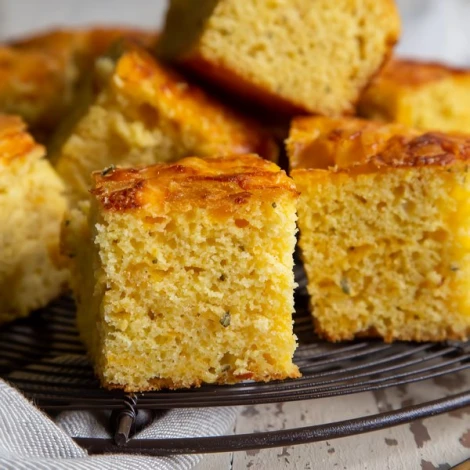 Рецепт кукурузного хлеба с розмарином и чеддером фото