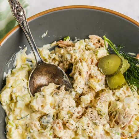 Рецепт салата с тунцом и яйцом