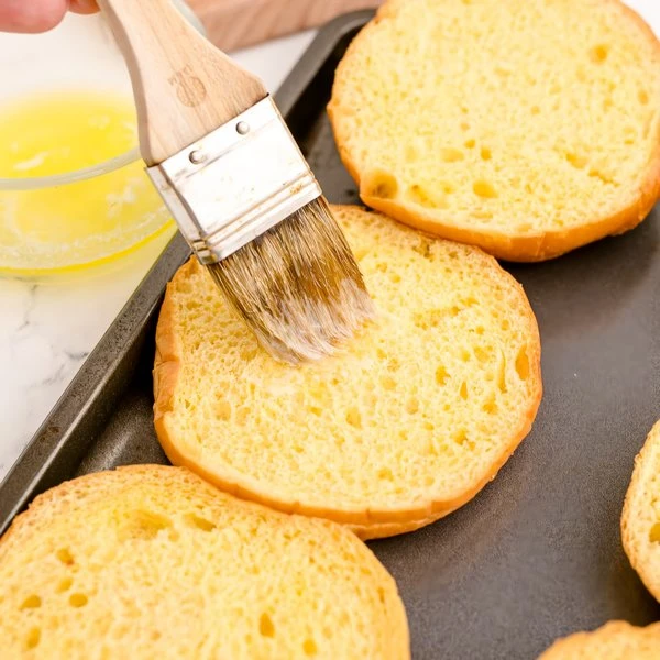 смазать булочки сливочным маслом