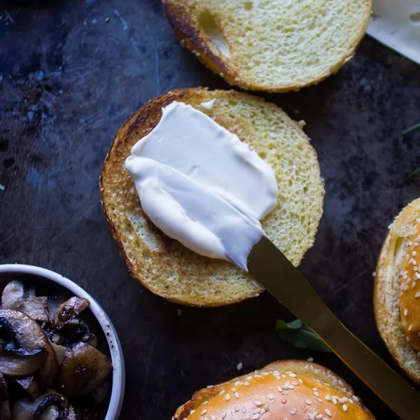 смазать булочки соусом