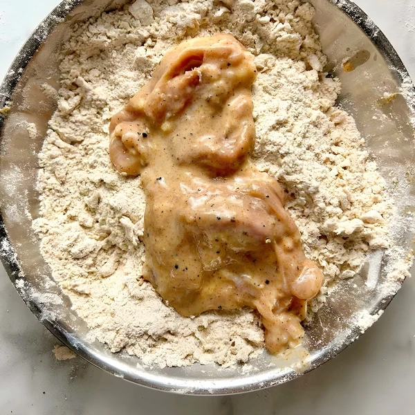 обвалять курицу в панировке