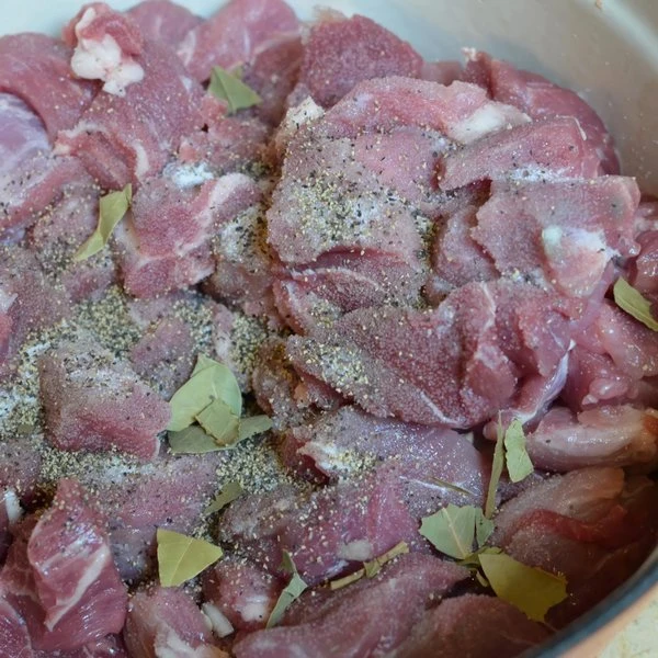 приправить мясо