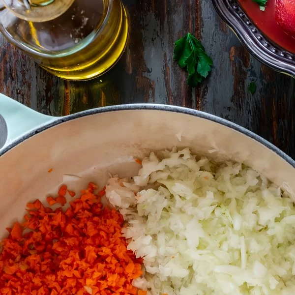 нарезать морковку и лук
