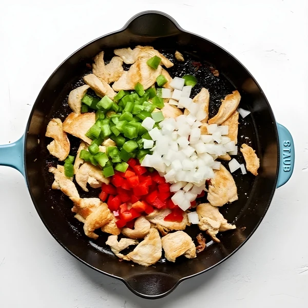приготовить курицу с овощами на сковроде