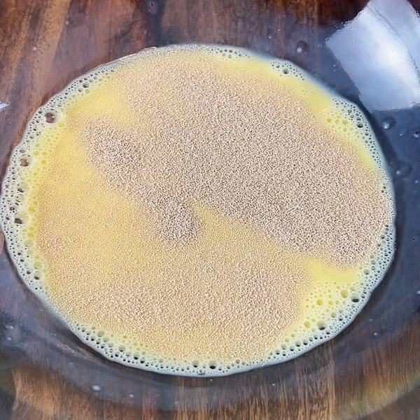 смешать яйца с дрожжами