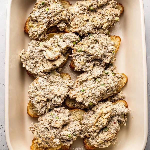 наполнить круассаны мясной начинкой