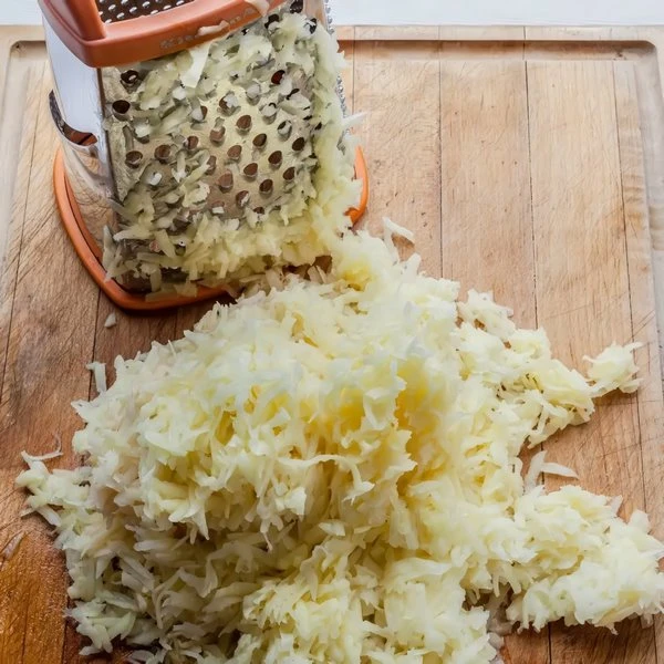тереть картофель