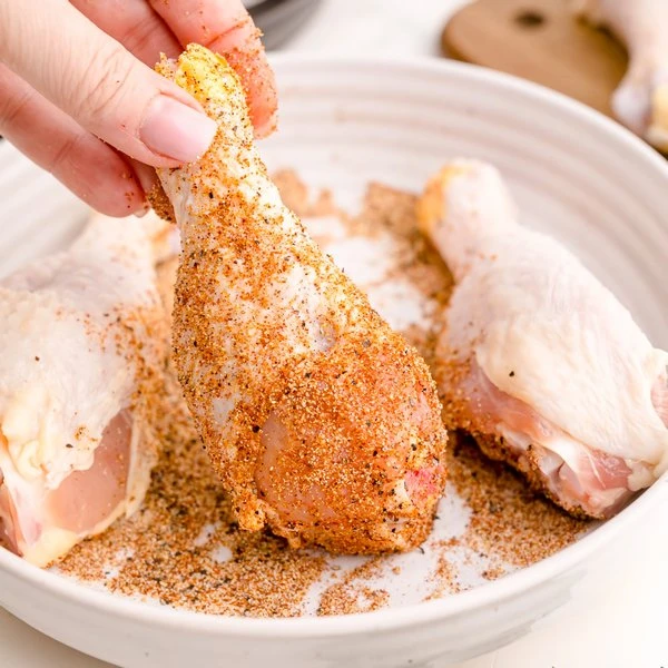 обмакивать курицу в специях