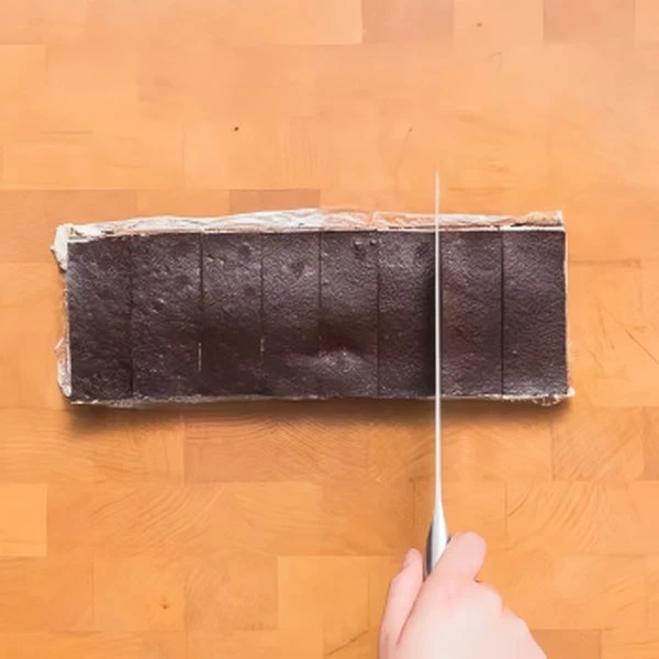 нарезать домашний бисквит