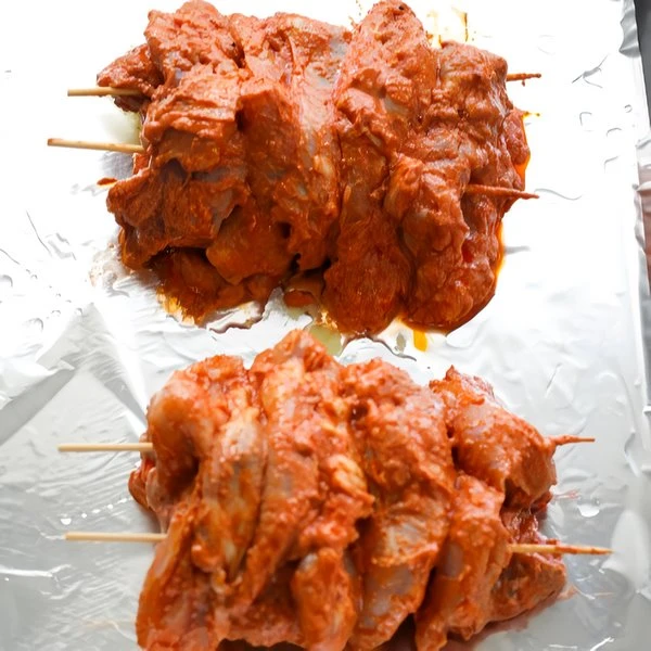нанизывать курицу на шпажки