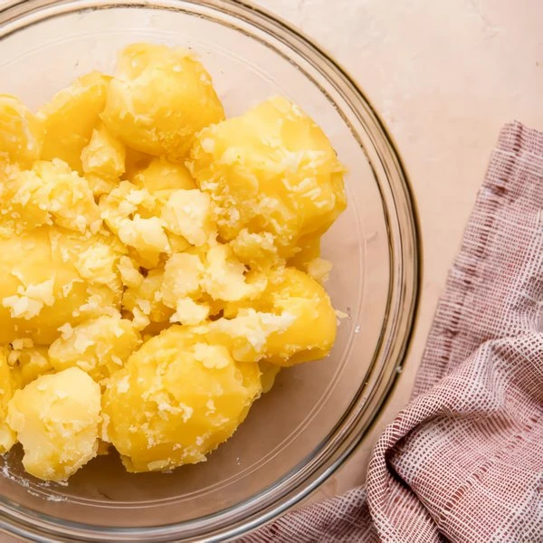 чистить картофель