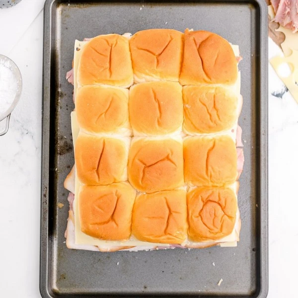 накрыть булочки с сыром и ветчиной