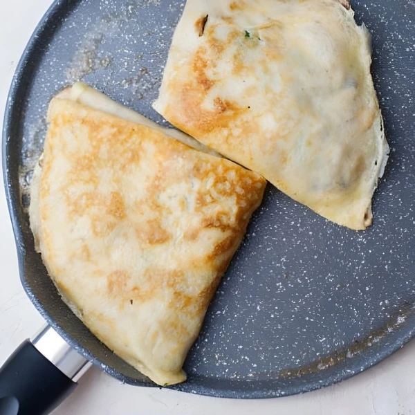 жарить блины с начинкой