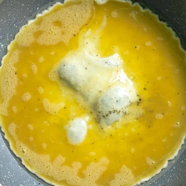 жарить омлет на сковороде