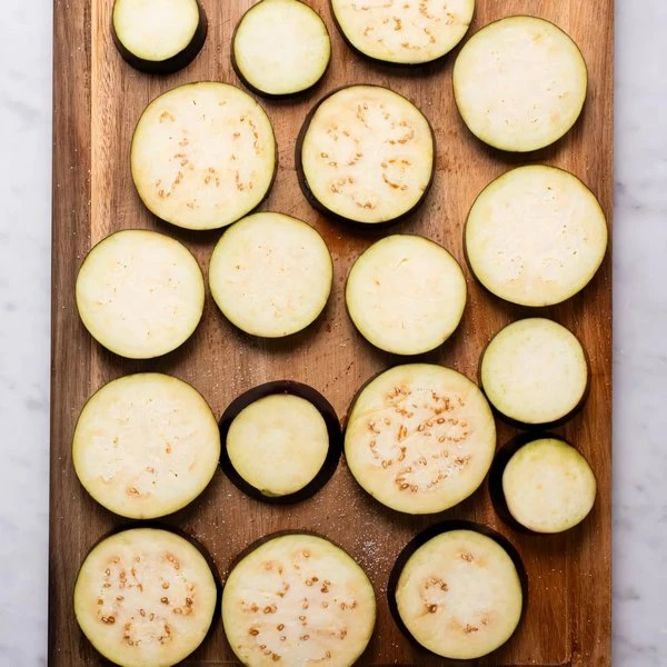нарезать баклажаны кольцами