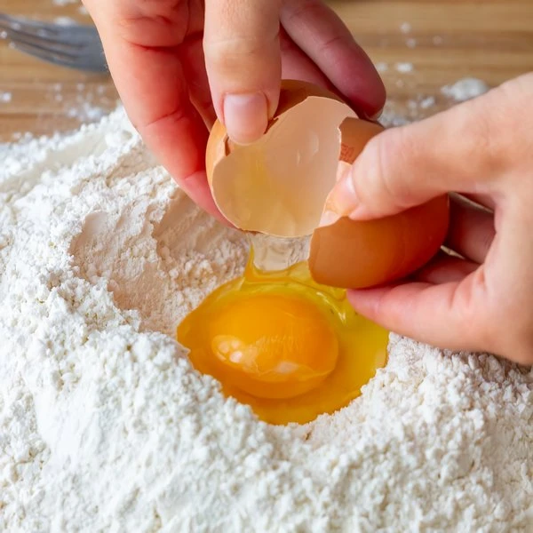 смешать муку с яйцом