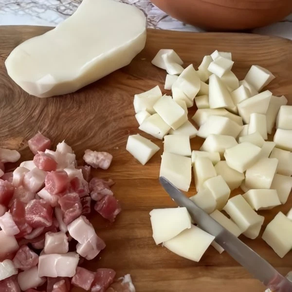 нарезать сыр и мясо кубиками