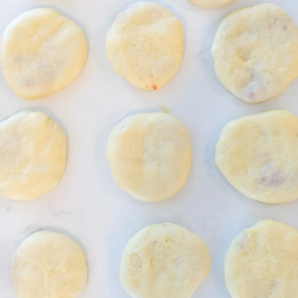формировать пирожки с мясом