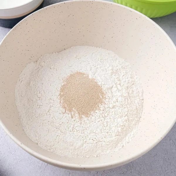 смешать сухие дрожжи с мукой