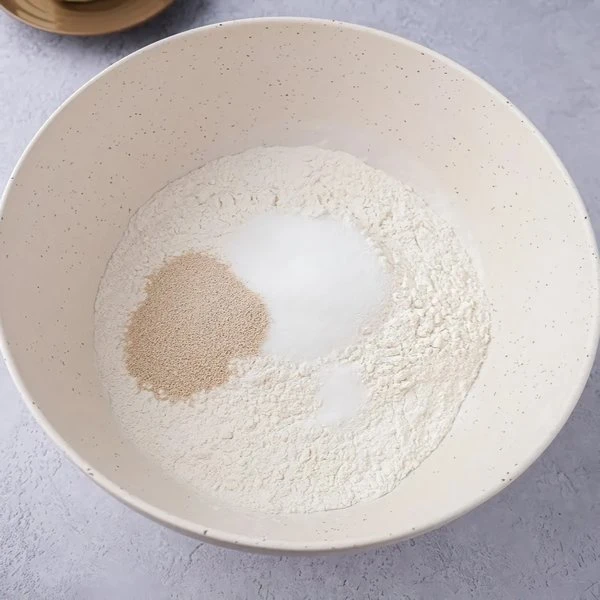 смешать муку и дрожжи
