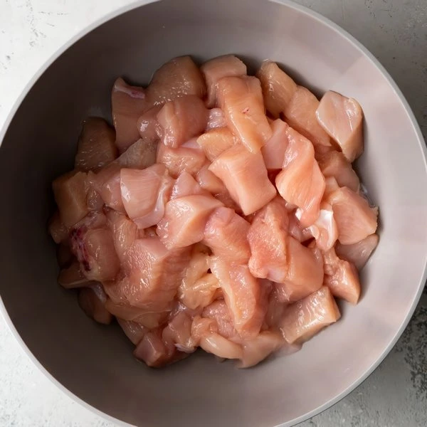 нарезать курицу кубиками