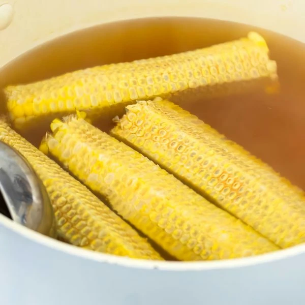 варить початки кукурузы