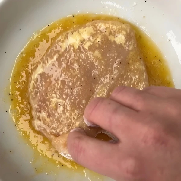 панировать курицу