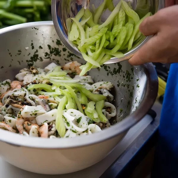 добавлять сельдерей в салат из морепродуктов