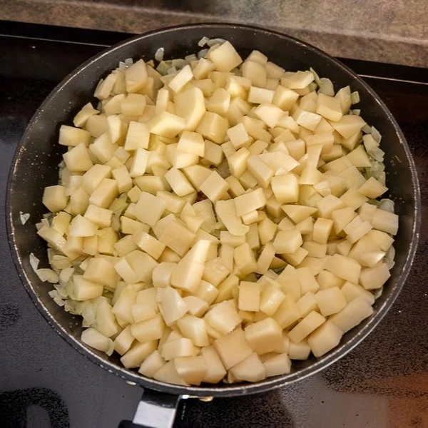 жарить картошку