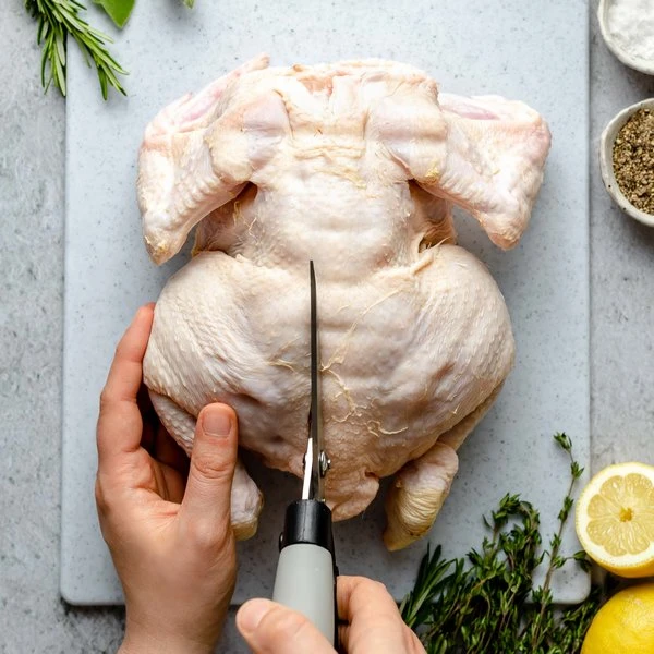 разрезать хребет курице