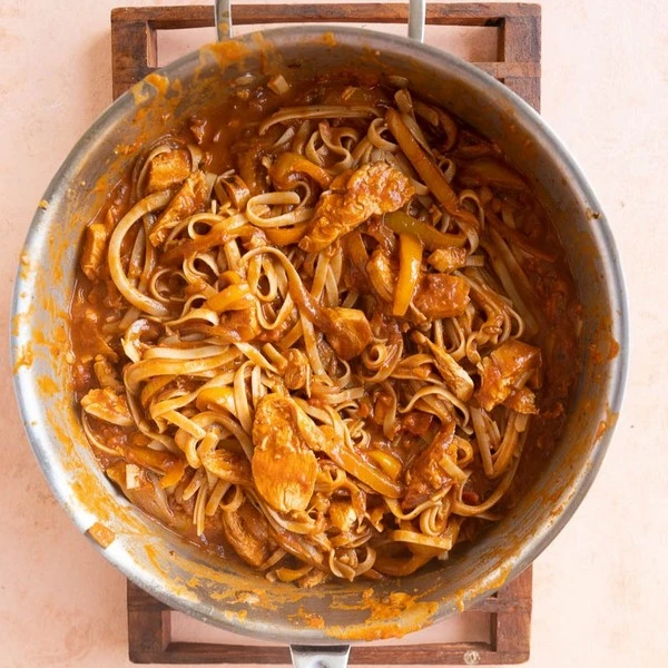 приготовление пасты с курицей и овощами