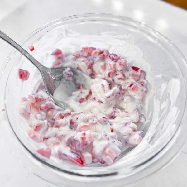 греческий йогурт с клубникой