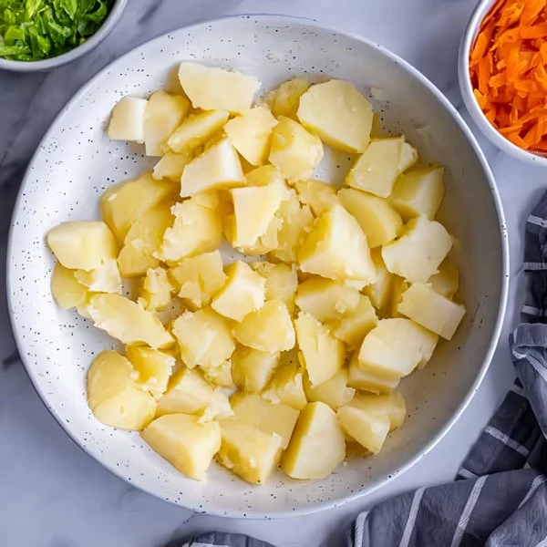 нарезать отвареный картофель