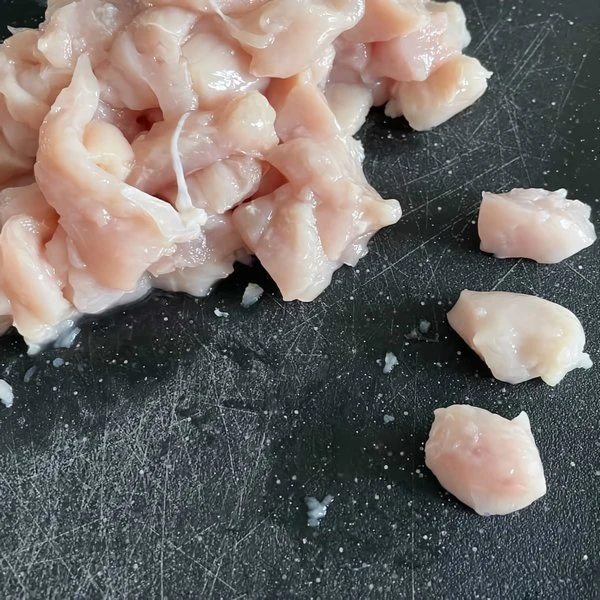 нарезать курицу мелко