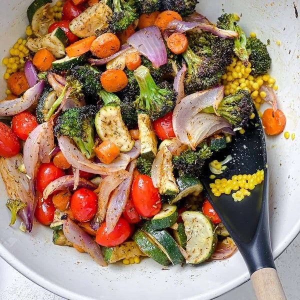 смешать кус-кус и овощи