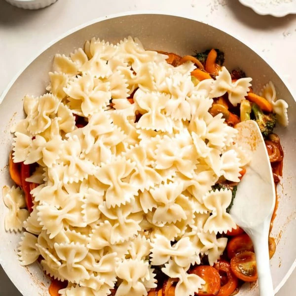 смешать макароны с овощами