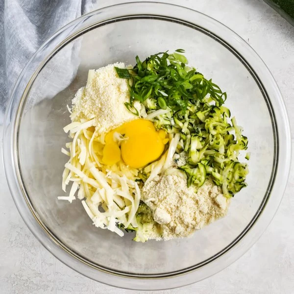 приготувати тісто на оладки з кабачків