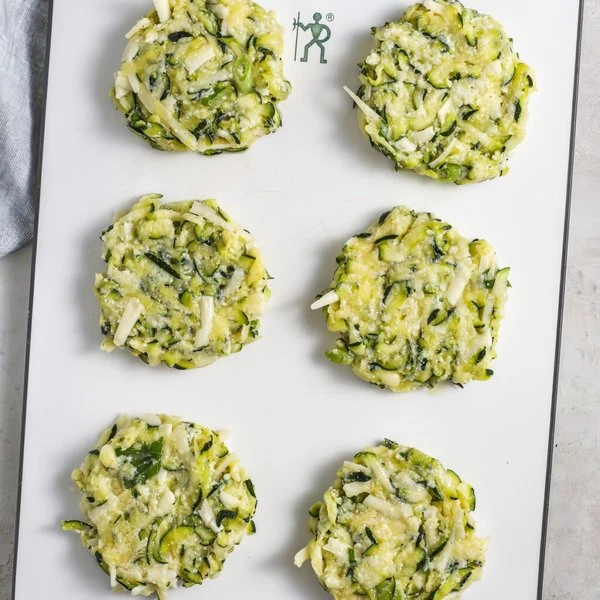 формувати оладки з кабачків