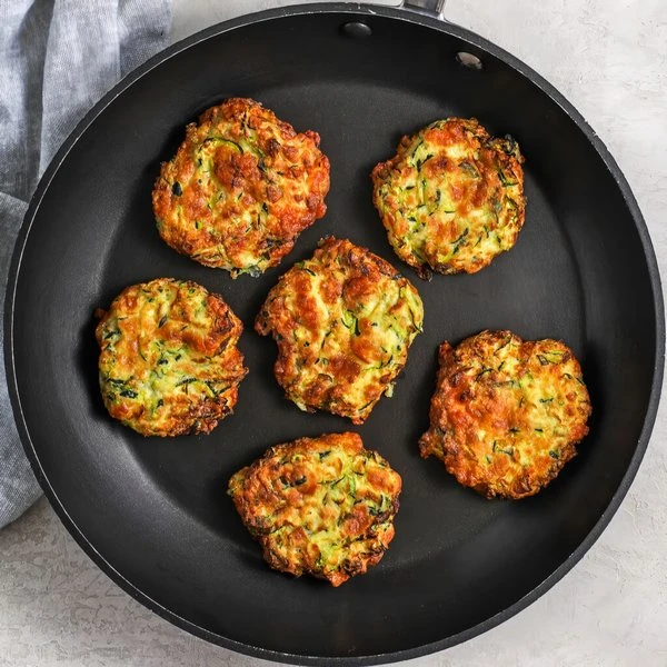 смажити оладки з кабачків на сковороді